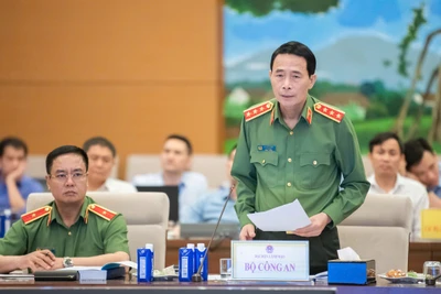 Thượng tướng Lê Quốc Hùng, Thứ trưởng Bộ Công an cùng đồng chí Thiếu tướng Phạm Công Nguyên, Cục trưởng V03 thẩm tra Bộ luật hình sự tại phiên họp toàn thể lần thứ 3 của Uỷ ban Pháp luật và tư pháp, năm 2025
