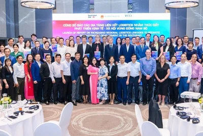 Các đại biểu chụp ảnh lưu niệm tại hội thảo