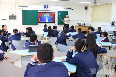 Giáo viên giảng dạy trong một tiết học tại Trường trung học cơ sở Ngô Sĩ Liên (Hà Nội) (Ảnh: ĐẠI THẮNG)