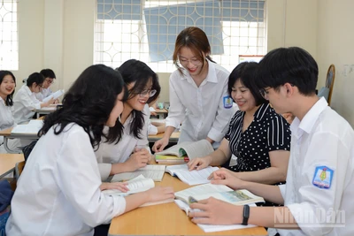 Thầy trò Trường THPT Nguyễn Gia Thiều. (Ảnh: THẾ ĐẠI)