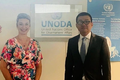 Đại sứ Vũ Lê Thái Hoàng, Trưởng Phái đoàn Thường trực Việt Nam bên cạnh Liên hợp quốc và các tổ chức quốc tế khác tại Vienna và bà Rebecca Jovin, Trưởng Văn phòng Liên hợp quốc về Giải trừ quân bị tại Vienna (UNODA).