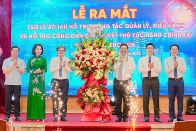 Các đại biểu bấm nút ra mắt trợ lý ảo AI hỗ trợ công tác quản lý, điều hành và hỗ trợ công dân giải quyết thủ tục hành chính. 