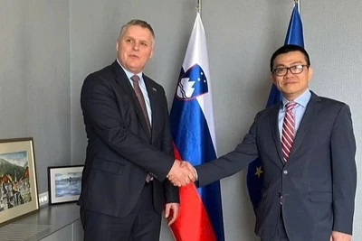 Đại sứ Việt Nam tại Áo và Slovenia Vũ Lê Thái Hoàng (bên phải ảnh) và Bộ trưởng Môi trường, Khí hậu và Năng lượng Slovenia Bojan Kumer