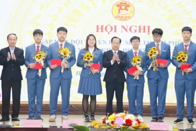 Phó Chủ tịch Thường trực Hội đồng nhân dân thành phố Hà Nội, nguyên Giám đốc Sở Giáo dục và Đào tạo Hà Nội Trần Thế Cương cùng lãnh đạo Sở Giáo dục và Đào tạo Hà Nội tặng hoa cho 6 học sinh đội tuyển IJSO 2025 (Ảnh: Sở GDĐT Hà Nội)
