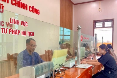 Trung tâm phục vụ hành chính công xã Tiên Lữ, tỉnh Hưng Yên phục vụ nhân dân đến làm thủ tục hành chính