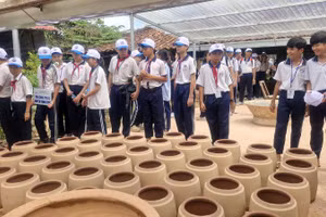Học sinh trải nghiệm ở làng gốm 160 tuổi.
