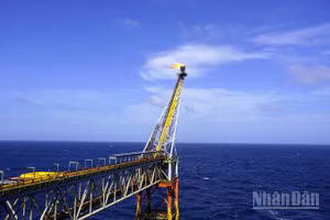 Đuốc dầu khí rực cháy trên giàn khai thác của Vietsovpetro.