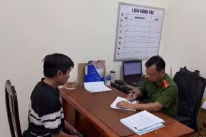 Ông Nguyễn Duy Tấn làm việc với cơ quan Công an sau khi đánh người giao hàng và bị người dân quay clip, đưa trên mạng xã hội. 