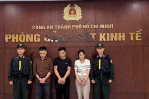 Ba bị can Đặng Tuấn Vũ (áo nâu), Mai Quý Dương (áo đen) và Lê Ngọc Anh.