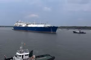 Tàu chở 27.000 tấn khí thiên nhiên hóa lỏng LNG đang cập cảng.
