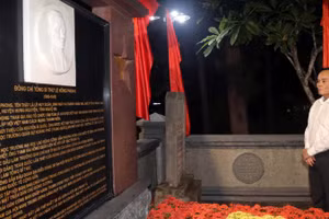 Bí thư Thành ủy Thành phố Hồ Chí Minh Trần Lưu Quang trước mộ cố Tổng Bí thư Lê Hồng Phong. 