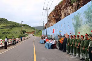 Một góc bức bích họa tại Côn Đảo trong ngày khánh thành. (Ảnh: Lê Đình Thìn)