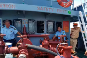 Cán bộ quản lý thị trường (áo xanh) đang kiểm tra một tàu chứa dầu nhưng không có giấy tờ chứng minh nguồn gốc hàng hóa. 
