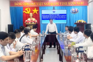 Lãnh đạo Sở Y tế Thành phố Hồ Chí Minh trong một lần làm việc, giao nhiệm vụ với các bác sĩ từ trung tâm ra luân phiên làm việc tại Côn Đảo. 