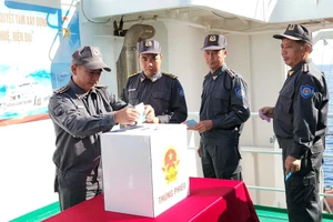 Kiểm ngư viên đi bầu cử trên vùng biển chủ quyền thiêng liêng của Tổ quốc.