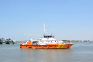 Tàu SAR 272 đang vào đất liền để đưa thủy thủ nước ngoài về bờ cấp cứu.