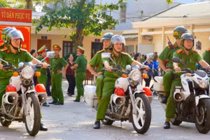 Công an phường Vũng Tàu ra quân giữ gìn trật tự đô thị công cộng sáng ngày 1/4.