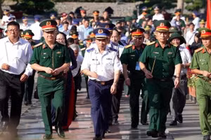 Đoàn công tác Cảnh sát biển Việt Nam dâng hương tại Nghĩa trang Hàng Dương. (Ảnh: Vùng Cảnh sát biển 3 cung cấp)