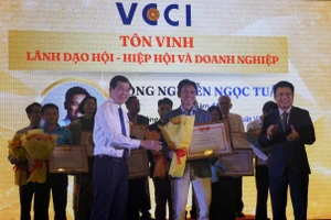 Tặng Bằng khen của VCCI cho doanh nghiệp ở Đồng Nai và các tỉnh, thành phố trong khu vực đã có thành tích xuất sắc trong sản xuất, kinh doanh, chấp hành pháp luật, có những hoạt động vì cộng đồng.
