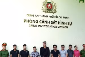 Tám đối tượng công ty mua bán nợ tại Phòng Cảnh sát Hình sự, Công an Thành phố Hồ Chí Minh.