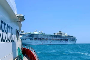 Tàu cứu nạn SAR 272 đang tiếp cận tàu du lịch quốc tế đưa du khách về bờ cấp cứu.