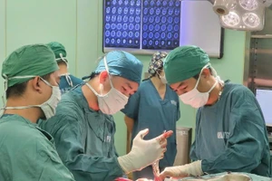 Các bác sĩ phẫu thuật ca chấn thương sọ não, kịp thời cứu sống người bị tai nạn giao thông.