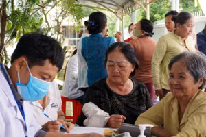 Chương trình chung tay vì cộng đồng tổ chức khám sức khỏe cho người dân xã Long Sơn, Thành phố Hồ Chí Minh. 