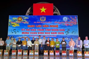 Đại tá Cao Xuân Quận tặng quà tết cho các gia đình chính sách, khó khăn ở Đặc khu Phú Quý.