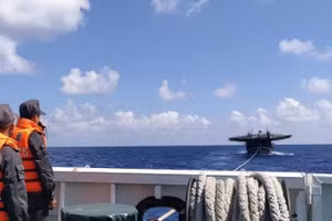 Tàu KN 475 đang lai kéo tàu cá gặp nạn về đảo Đá Tây A.