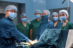 Ê-kíp bác sĩ phẫu thuật chuyên sâu cứu bàn tay người đàn ông bị cá chình cắn. 