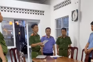 Nguyễn Văn Lời (bìa phải) nghe đọc các lệnh liên quan đến mình. 