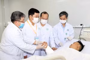 Lãnh đạo và bác sĩ trực tiếp phẫu thuật thăm hỏi bệnh nhân Đ.Q.T. (Ảnh: Bệnh viện Đa khoa Bà Rịa cung cấp)