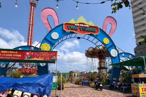 Cổng vào Khu vui chơi Thỏ Trắng trên đường Thùy Vân, phường Tam Thắng, Thành phố Hồ Chí Minh.