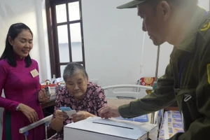 Cụ bà Lê Thị Nghiệp, 89 tuổi bỏ phiếu bầu cử tại nhà sáng 15/3. 