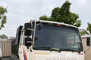 Một chiếc xe chở khoáng sản khai thác trái phép. 