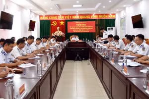 Quang cảnh buổi đối thoại dân chủ giữa Thủ trưởng Bộ Tư lệnh Cảnh sát biển Việt Nam và cán bộ, chiến sĩ Bộ Tư lệnh Vùng Cảnh sát biển 3. 