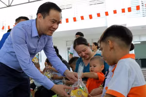 Ông Lê Ngọc Sơn, Chủ tịch Hội đồng thành viên Petrovietnam tặng quà cho trẻ em ở Trung tâm Bảo trợ trẻ em Vũng Tàu. 