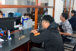 Người dân đến làm thủ tục hành chính tại Trung tâm phục vụ hành chính công phường Vũng Tàu.
