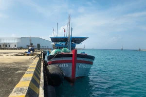 Tàu cá PY 92014 TS neo tại âu tàu Trường Sa để khắc phục, sửa chữa sự cố. 