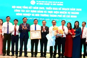 Tặng bằng khen cho các cá nhân có thành tích xuất sắc trong công tác của ngành nông nghiệp và môi trường Thành phố Hồ Chí Minh. 