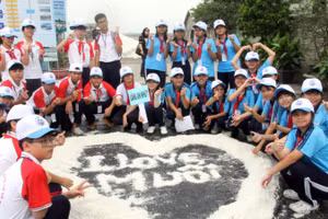 Học sinh đắp hình và viết chữ bằng muối. 