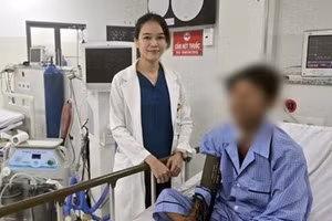 Bác sĩ Hoàng Thị Thu Trang bên bệnh nhân nam, 31 tuổi sau khi đã phục hồi sức khỏe 