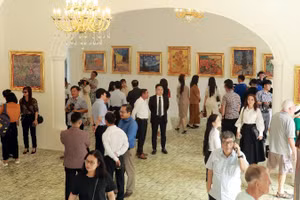 Người dân Vũng Tàu xem triển lãm.