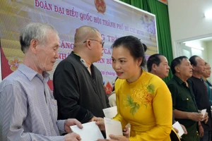 Đồng chí Huỳnh Thị Phúc tặng quà Tết cho gia đình chính sách, hộ cận nghèo tại phường Vũng Tàu. 