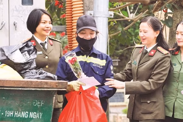 Công nhân môi trường bất ngờ khi nhận quà dịp 8/3 từ cán bộ Công an tỉnh Lâm Đồng.