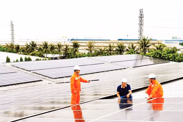 Cán bộ kỹ thuật Công ty Điện lực Hưng Yên kiểm tra hệ thống điện mặt trời mái nhà tại Công ty Dệt sợi 8/3. 