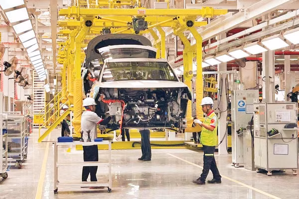 Doanh nghiệp nước ngoài đầu tư hàng trăm triệu USD đầu tư xây dựng và đưa vào hoạt động Nhà máy lắp ráp ô-tô GEL-O & J tại Khu công nghiệp Hưng Phú. 
