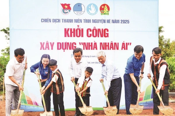 Đồng chí Đỗ Văn Chiến, Ủy viên Bộ Chính trị, Bí thư Trung ương Đảng, Chủ tịch Ủy ban Trung ương Mặt trận Tổ quốc Việt Nam dự lễ khởi công xây dựng “Nhà nhân ái” tặng hộ nghèo tại huyện Chư Păh, tỉnh Gia Lai. 