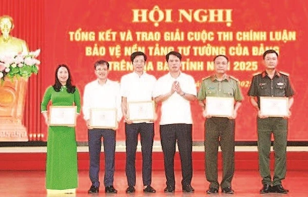 Lãnh đạo Ban Tuyên giáo và Dân vận Tỉnh ủy Thanh Hóa trao chứng nhận cho các tập thể có thành tích xuất sắc trong chỉ đạo, triển khai cuộc thi. (Ảnh MAI LUẬN)