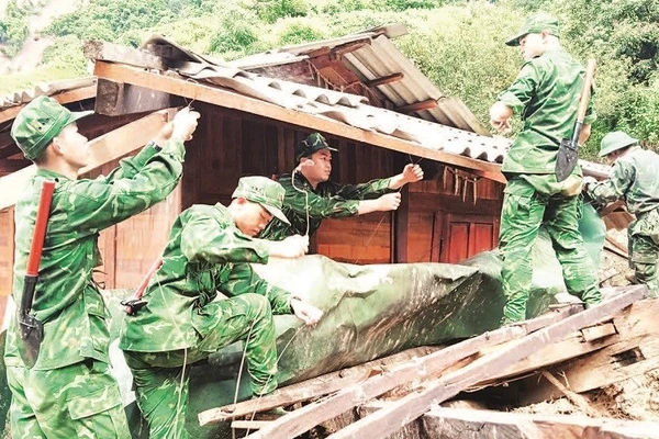 Bộ đội biên phòng giúp người dân xã Xa Dung tháo dỡ, di chuyển nhà cửa khỏi vùng nguy cơ thiên tai.